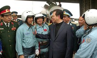 Премьер-министр Нгуен Тан Зунг посетил 923-й полк ВВС Вьетнама