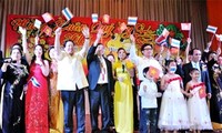 Вьетнамские эмигранты отмечают Традиционный новогодний праздник