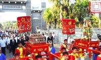 В г. Хошимине состоялась церемония приподнесения королям Хунгам пирога «тэт»