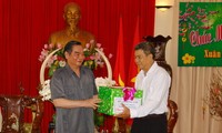 Руководители Вьетнама поздравили армию и народ с наступающим Новым годом