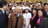 Генсек ЦК КПВ Нгуен Фу Чонг посетил больницу «К» и детскую больницу