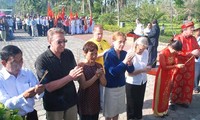 Церемония почтения памяти жертв массового убийства в Шонми