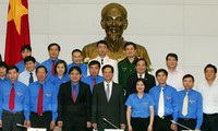 Премьер провёл рабочую встречу с членами ЦК СКМ имени Хо Ши Мина