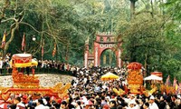 Оживлённая атмосфера на празднике в храме королей Хунгов