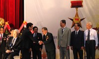 Вручение звания «Герой народных вооруженных сил» бойцам-бывшим узникам тюрьмы Кондао