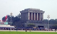 Более 74 тысяч человек посетили Мавзолей Хо Ши Мина в праздничные дни