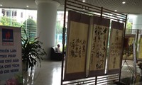 Выставка каллиграфических стихов Хо Ши Мина на древнем китайском языке