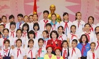 Нгуен Тхи Ким Нган встретилась с пионерами-представителями движения «Тысяча добрых дел»