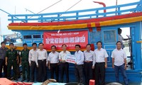 Вручено 400 млн донгов рыбаку из провинции Куангнгай для строительства нового судна