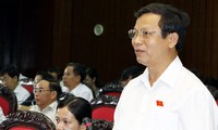 Вьетнамский парламент продолжает обсуждать проект исправленной Конституции страны