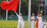 Церемония поднятия флага в Ханое одновременно с той же на Чыонгша