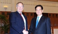 Нгуен Тан Зунг принял члена Национальной комиссией по финансовой ответственности и реформам США