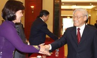 Генсек ЦК КПВ Нгуен Фу Чонг принял глав представительств Вьетнама за границей