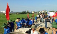 Ханойские студенты-добровольцы участвуют в строительстве новой деревни