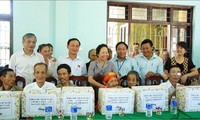 Нгуен Тхи Зоан вручила подарки семьям льготников, имеющих большие заслуги перед Родиной