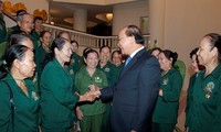 Вице-премьер СРВ Нгуен Суан Фук принял бывших молодых добровольцев