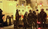 Десятки полицейских ранены во время беспорядков в Северной Ирландии
