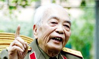 Генсек ЦК КПВ Нгуен Фу Чонг поздравил генерала армии Во Нгуен Зяпа с 102-летнием юбилеем