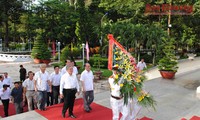 Нгуен Шинь Хунг преподнес благовония к памятнику бывшему президенту СРВ Тон Дык Тхангу