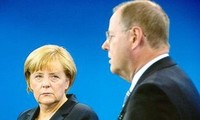 Дебаты между канцлером ФРГ Ангелой Меркель и ее соперником