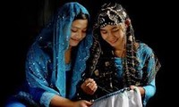 Традиционные костюмы и рубахи чамских женщин