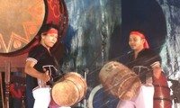 Оригинальные танцы с парными барабанами группы Чам Х'рой