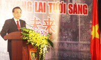 Премьер Госсовета КНР встретился с вьетнамскими студентами