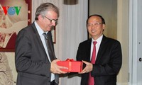Расширение сотрудничества между Компартиями Вьетнама и Франции