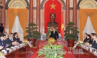 Президент СРВ принял участников форума Вьетнама и стран Ближнего Востока и Северной Африки