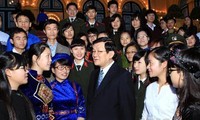 Президент СРВ принял школьников- и студентов-отличников-представителей нацменьшинств