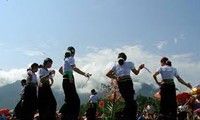 Танец “суе” народности Тхай на земле Мыонгшо