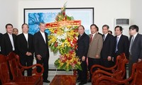 Вьетнамские руководители поздравляют католиков с наступающим Рождеством