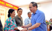 Руководители партии и государства Вьетнама вручили новогодние подарки малоимущим семьям