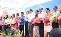 Вице-премьер Ву Ван Нинь поздравил кхмеров на юге страны с праздником Чаул Чнам Тмай