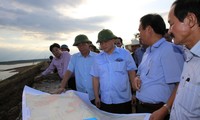 Вице-премьер Хоанг Чунг Хай проверяет и руководит борьбой с засухой в провинции Куангчи