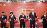 Нгуен Суан Фук перерезал ленту в знак открытия Недели товаров вьетнамского производства в Сингапуре