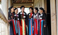 Своеобразная традиционная одежда женщин субэтнической группы Каолан в провинции Бакзянг 