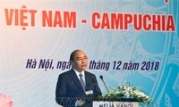 Премьер-министры Вьетнама и Камбоджи приняли участие во вьетнамо-камбоджийском бизнес-форуме