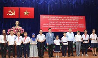 Вице-премьер Чыонг Хоа Бинь навестил тямов и кхмеров в городе Хошимине