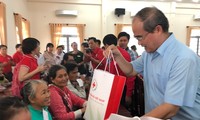 В связи с наступающим Тэтом во Вьетнаме продолжаются мероприятия по поддержке людей из малоимущих семей 