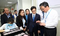 Вице-премьер Ву Дык Дам вручил подарки малоимущим гражданам в провинции Бакзянг