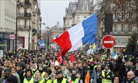Во Франции тысячи сторонников движения «Жёлтые жилеты» вновь вышли на улицу