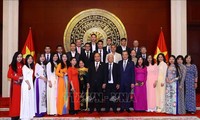 Нгуен Суан Фук посетил посольство Вьетнама в Китае
