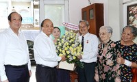 Премьер-министр Вьетнама Нгуен Суан Фук поздравил заслуженных журналистов города Хошимина