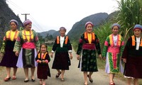 Своеобразная женская одежда субэтнической группы Монгчанг в провинции Хазянг
