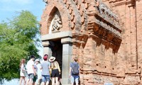 Молодые эмигранты посетили объекты культурного наследия народности Тям в провинции Ниньтхуан
