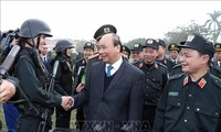 Премьер-министр Вьетнама проверил боеготовность милицейских сил быстрого реагирования 