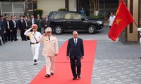 Премьер-министр Нгуен Суан Фук поздравляет жителей Дананга с Тэтом