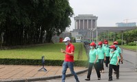 Большое количество туристов посетило мавзолей президента Хо Ши Мина 