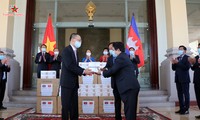 Передача в дар от НС СРВ изделий медицинского назначения парламенту Камбоджи 
